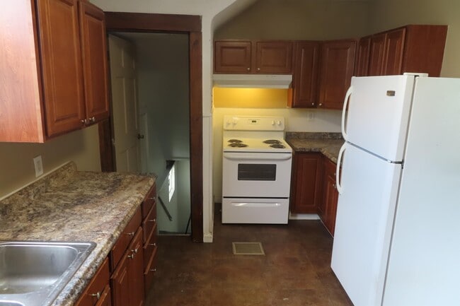 property at 806 E Deshler Ave
