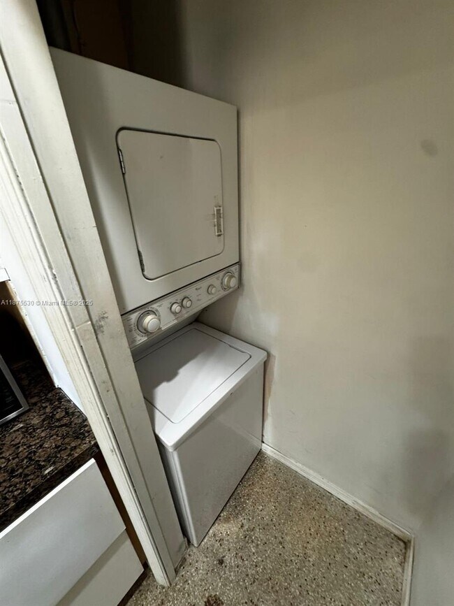 2125 NE 14th Ave in Wilton Manors, FL - Building Photo - Building Photo