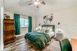 718 Regency Ct in Friendswood, TX - Building Photo - Building Photo