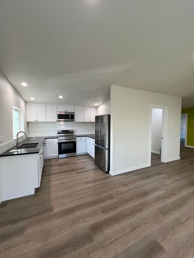 5831 SE Foster Rd in Portland, OR - Building Photo - Building Photo