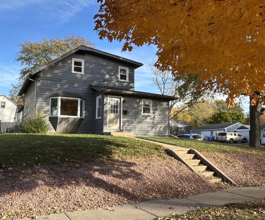 2220 S 1st Ave in Sioux Falls, SD - Building Photo
