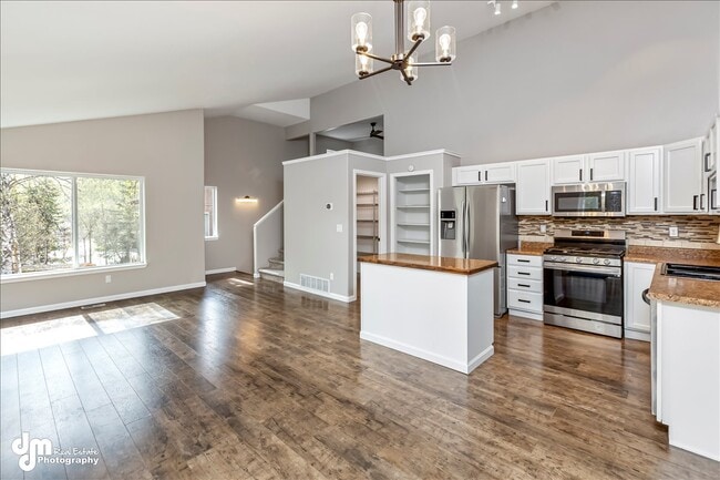 8973 Northwood Park Cir in Eagle River, AK - Building Photo - Building Photo