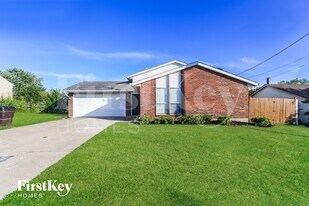 1056 Merle Ct in Hamilton, OH - Building Photo