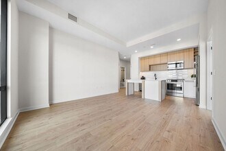 255 W Falls Station Blvd in Falls Church, VA - Foto de edificio - Building Photo