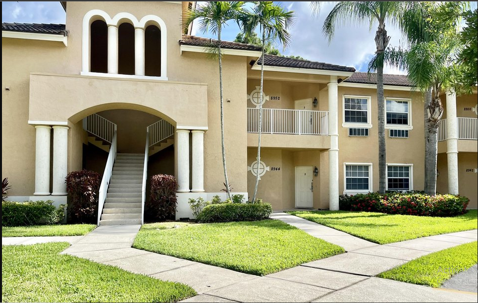 8944 Sandshot Ct, Unit 1 in Port St. Lucie, FL - Foto de edificio