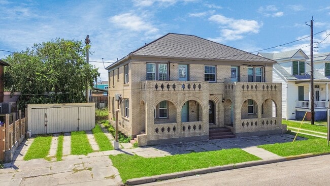 property at 915 8th St