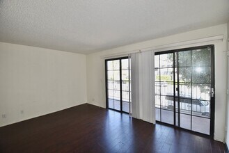5921 Whitsett Ave, Unit 104 in Los Angeles, CA - Building Photo - Building Photo