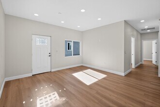 8090 Flanders Dr in San Diego, CA - Building Photo - Building Photo