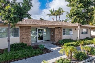 Meadowbrook in San Diego, CA - Foto de edificio - Building Photo