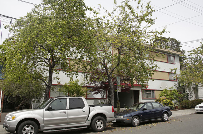 Webster Poolside Apartments in Berkeley, CA - Building Photo - Building Photo