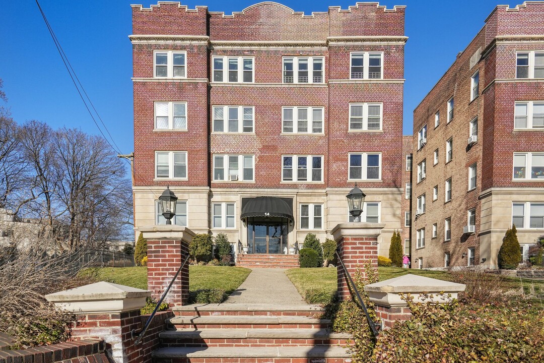 14 Forest St in Montclair, NJ - Building Photo