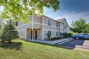 25 Stonington Ln in Getzville, NY - Building Photo