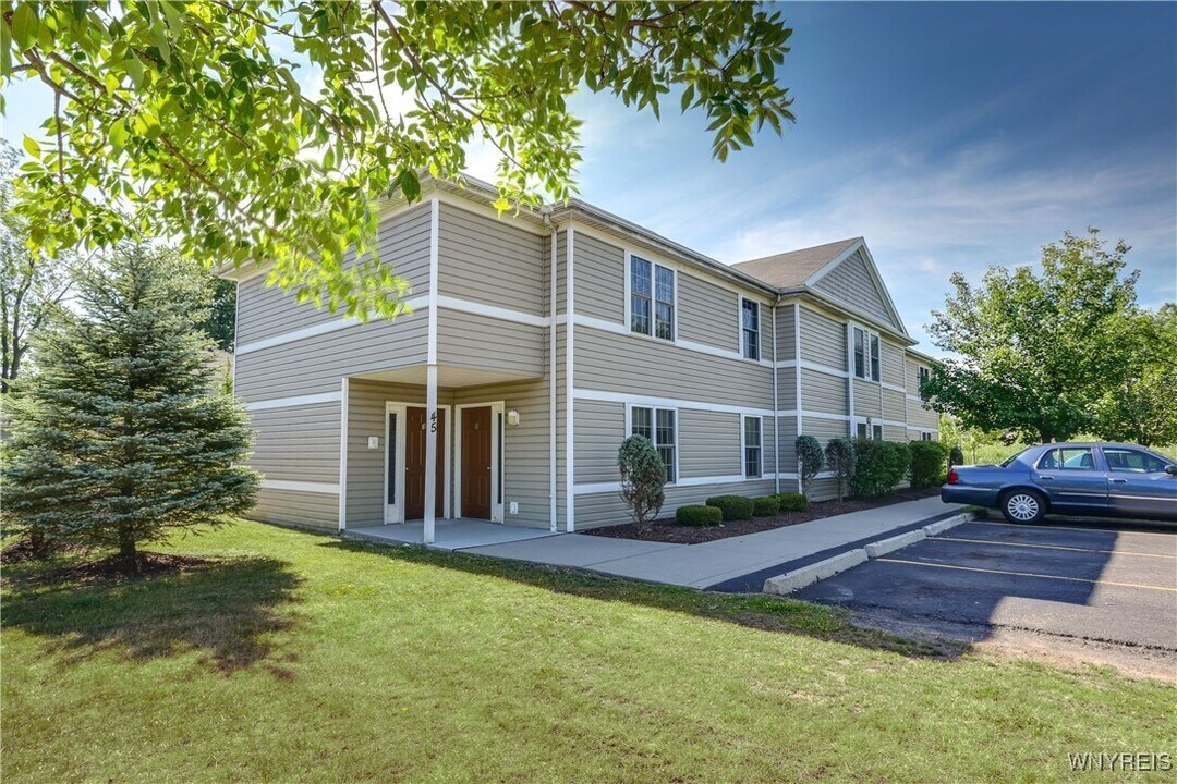 2 Stonington Ln in Getzville, NY - Building Photo