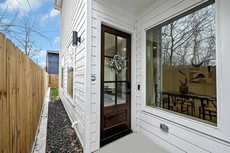 6814 Burkett St. in Houston, TX - Foto de edificio - Building Photo