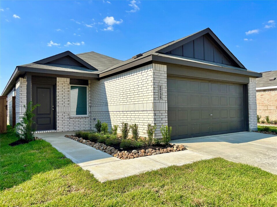 1735 W Stroker Rd in Crosby, TX - Building Photo