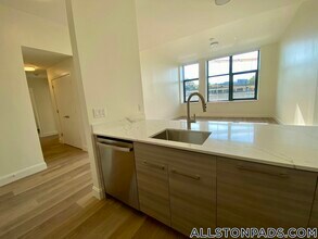 1079 Commonwealth Ave in Boston, MA - Building Photo - Building Photo