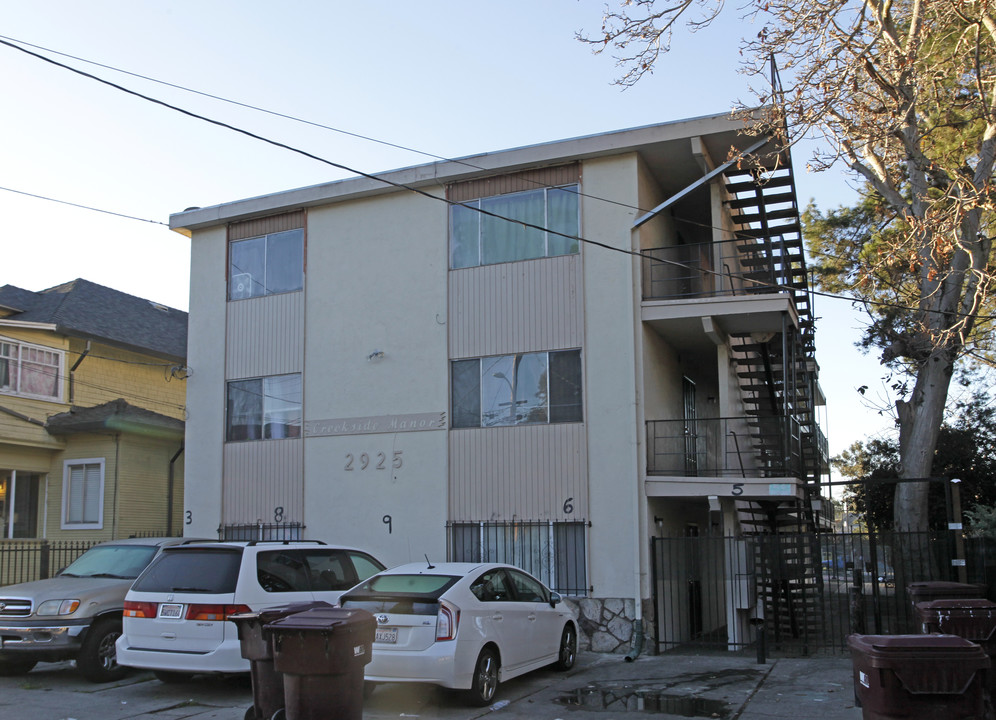 Creekside Manor in Oakland, CA - Building Photo