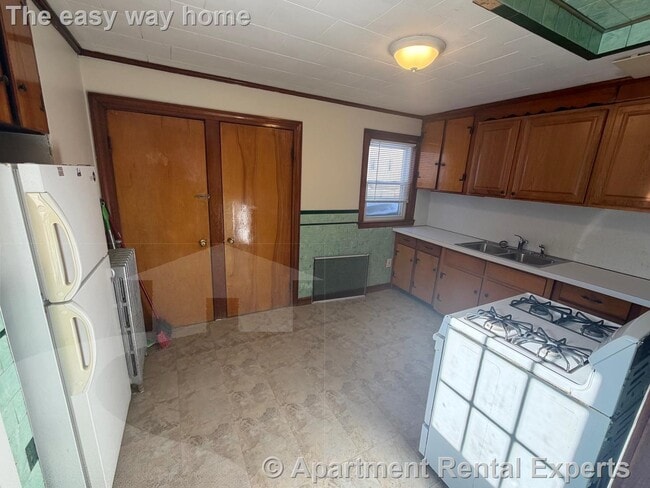 23 Ashland St, Unit #1 in Malden, MA - Foto de edificio - Building Photo