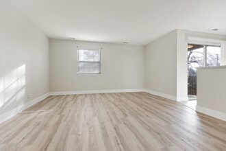 3 N Victoria Ln in Streamwood, IL - Building Photo - Building Photo