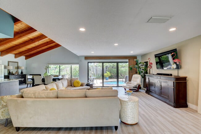 5850 Vista Linda Ln in Boca Raton, FL - Building Photo - Building Photo