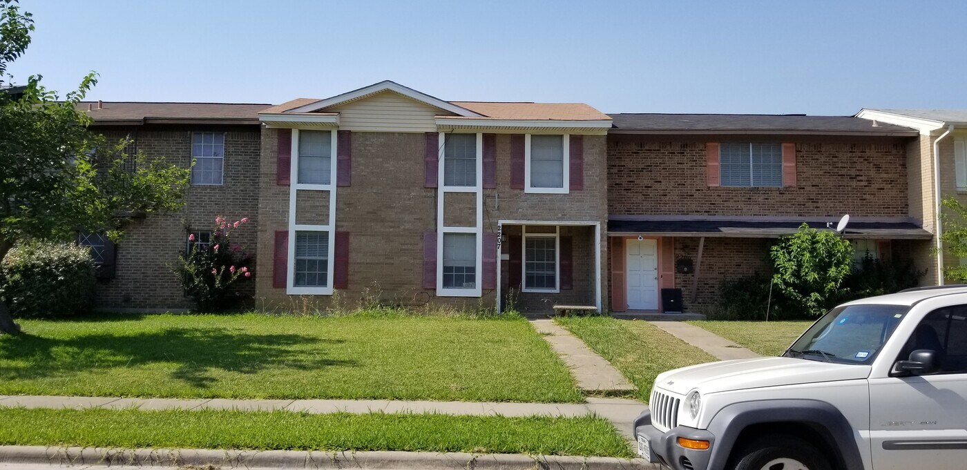 2207 Montclair Dr in Carrollton, TX - Foto de edificio