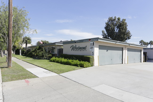 Westmont Apartments in Huntington Beach, CA - Foto de edificio - Building Photo