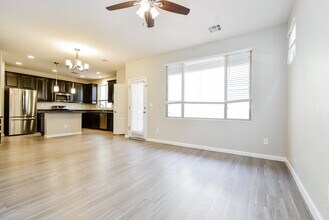 10440 Yew Blossom Ave in Las Vegas, NV - Foto de edificio - Building Photo