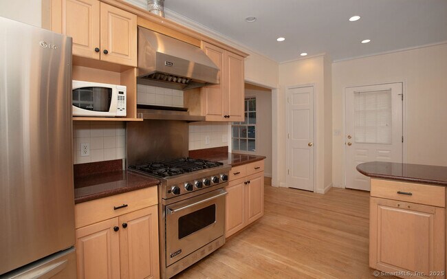77 Grove St in New Canaan, CT - Building Photo - Building Photo
