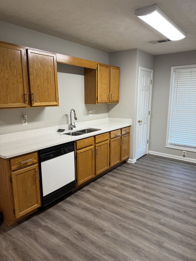 141 E University Pky in Jackson, TN - Building Photo - Building Photo