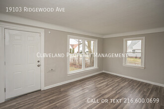 19103 Ridgewood Ave in Warrensville Heights, OH - Building Photo - Building Photo