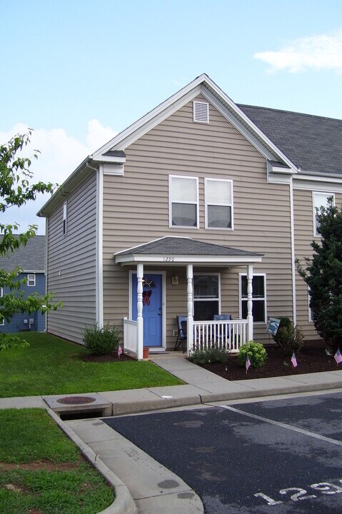 1290 Old Richmond Circle in Harrisonburg, VA - Building Photo