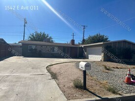 1542 E Ave Q11 in Palmdale, CA - Building Photo