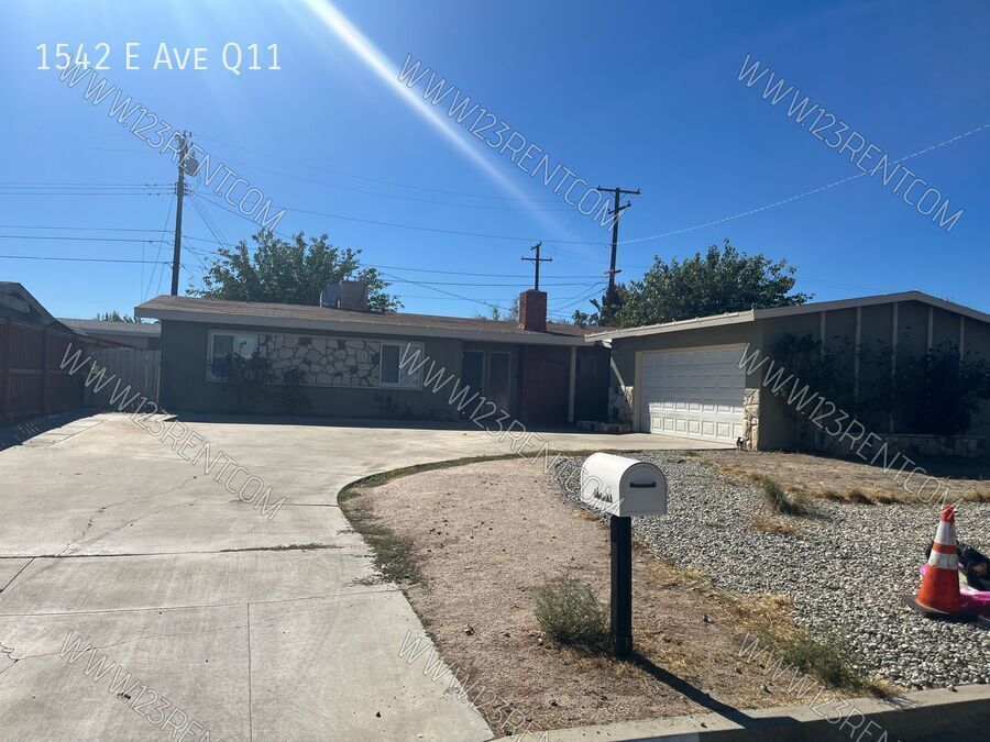 1542 E Ave Q11 in Palmdale, CA - Building Photo