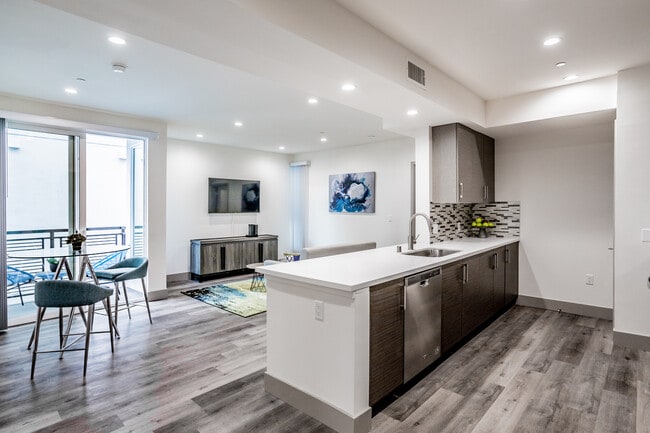 Lido Apartments - 4847 Oakwood