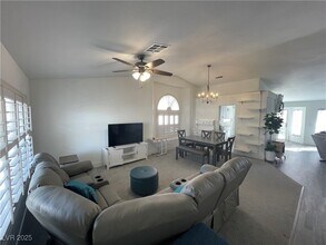 1393 W Glassy Pond Ave in Las Vegas, NV - Foto de edificio - Building Photo