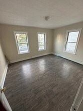 19 Butterfield St, Unit Second floor in Lowell, MA - Foto de edificio - Building Photo