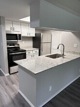 Waterford Apartments in Tulsa, OK - Building Photo - Building Photo
