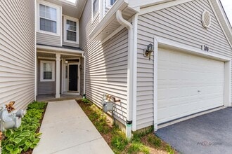 708 Valley View Ct in Aurora, IL - Building Photo - Building Photo