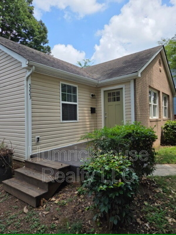 5223 Valley Stream Rd in Charlotte, NC - Foto de edificio - Building Photo