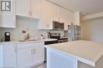 690 King St W in Kitchener, ON - Building Photo - Building Photo