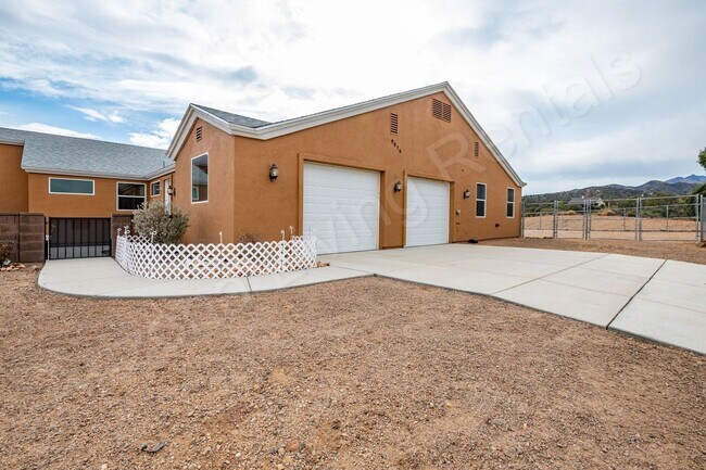 9076 Mountain Shadow Rd in Kingman, AZ - Foto de edificio - Building Photo