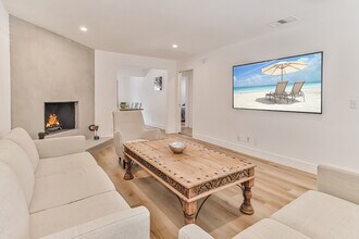 21905 Viscanio Rd in Woodland Hills, CA - Foto de edificio - Building Photo