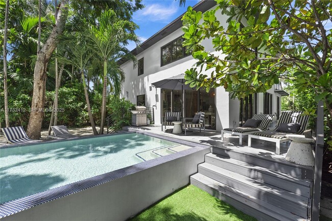 1210 NE 89th St in Miami, FL - Building Photo - Building Photo