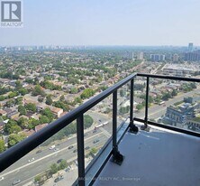 325 Yorkland Blvd in Toronto, ON - Building Photo