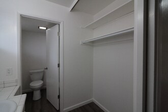 2220 Lake Rd in Belmont, CA - Foto de edificio - Building Photo