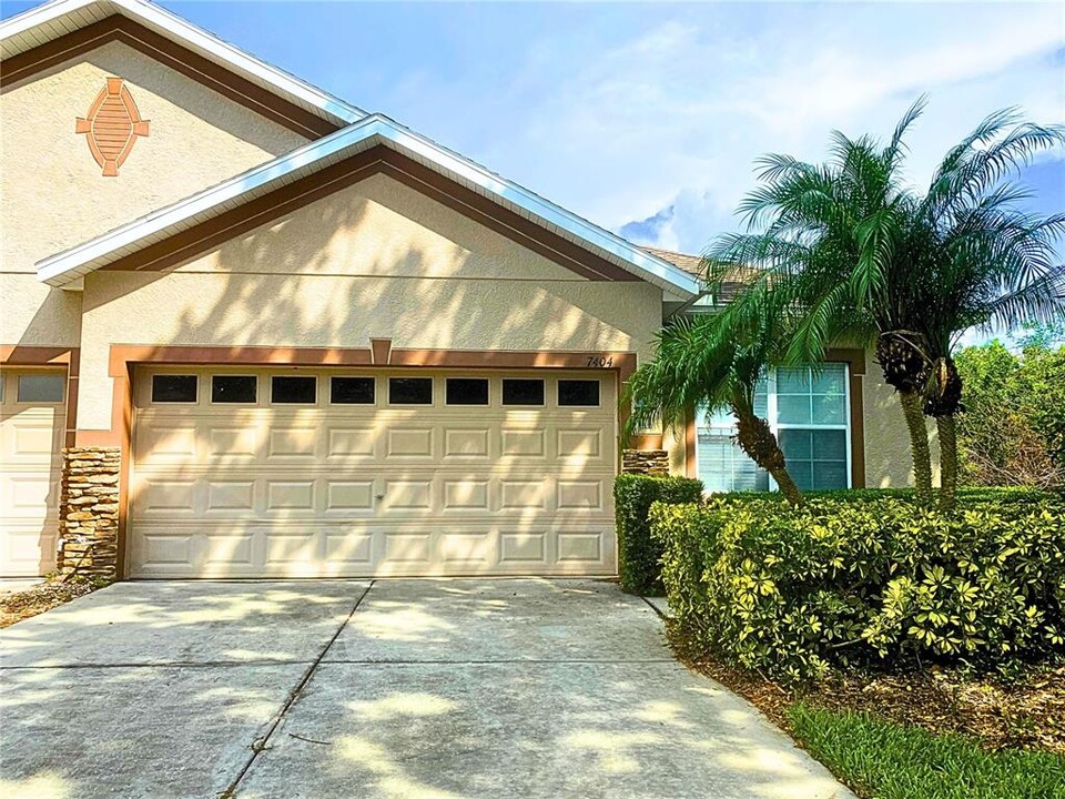 7404 Surrey Wood Ln in Apollo Beach, FL - Building Photo