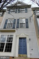 2427 Dew Meadow Ct in Herndon, VA - Building Photo