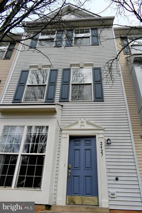 2427 Dew Meadow Ct in Herndon, VA - Building Photo