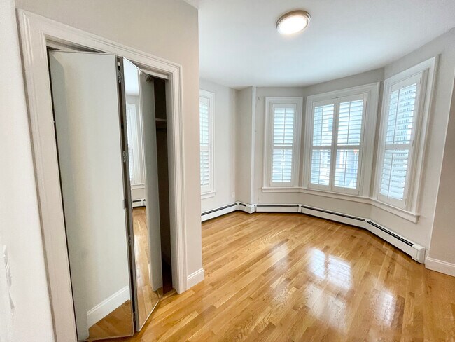 130 P St, Unit 1 in Boston, MA - Foto de edificio - Building Photo