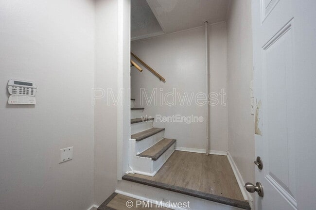 2211 E New York St, Unit B in Indianapolis, IN - Foto de edificio - Building Photo